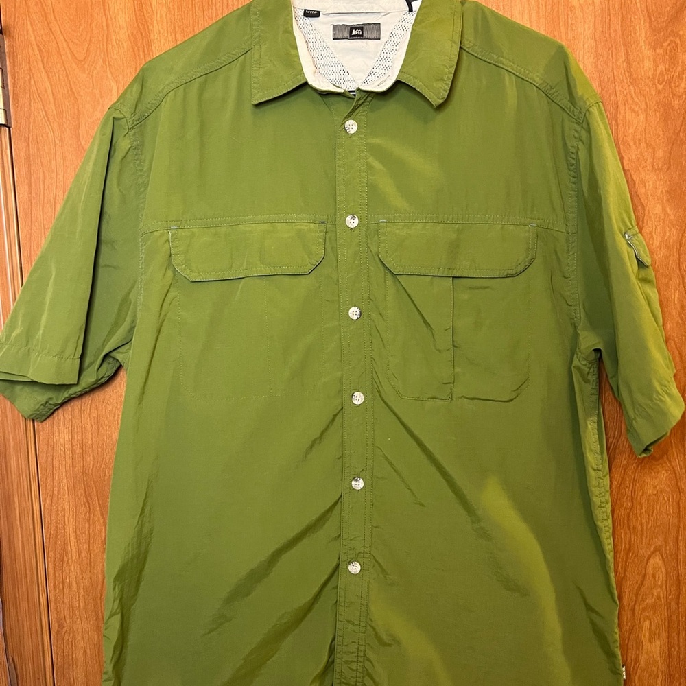 REI Short Sleeve Olive Green Windbreaker Size Med  With Pockets.
